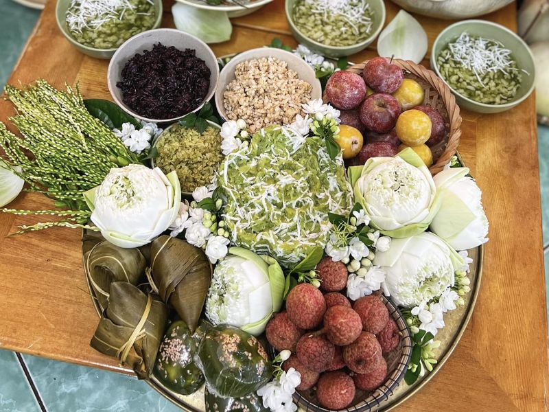 Mâm cúng Tết Đoan Ngọ đơn giảm gồm Vải Thiều, Cơm Rươụ, Bánh Tro...